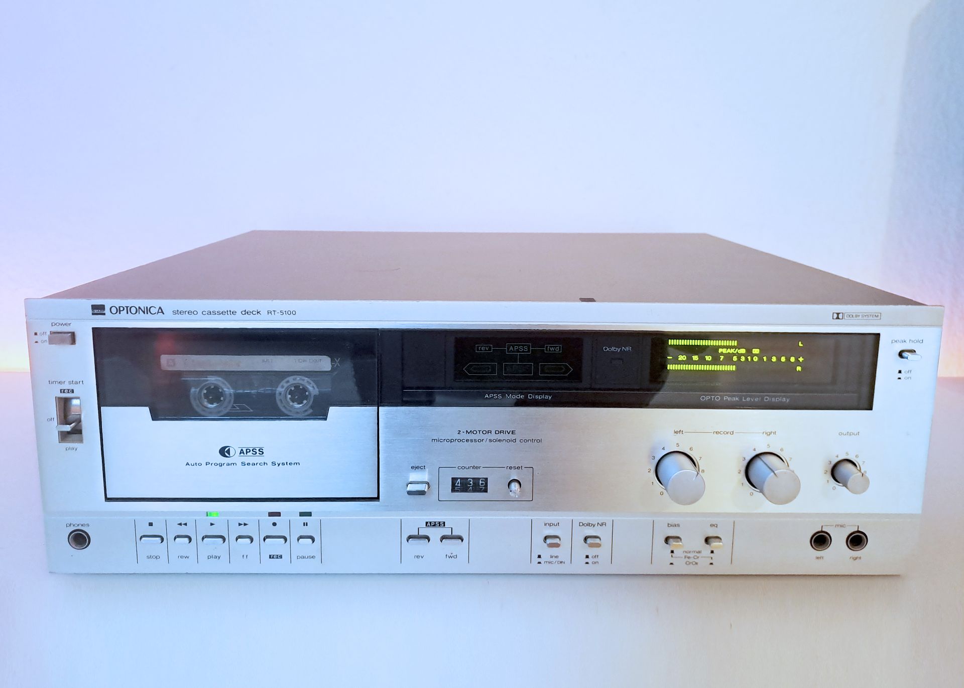 Erstaunlich massives Tapedeck mit hoher Verarbeitungsqualität.